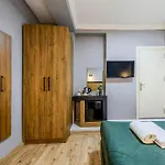La Pera Suit